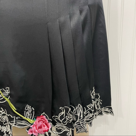 100% Silk Black Floral Embroidered Knee Length Skirt Size 6 Like New - Picture 4 of 17